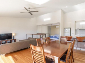 Unit 5 Rainbow Surf - Modern, double storey townhouse with large shared pool, close to beach and shop, Rainbow Beach